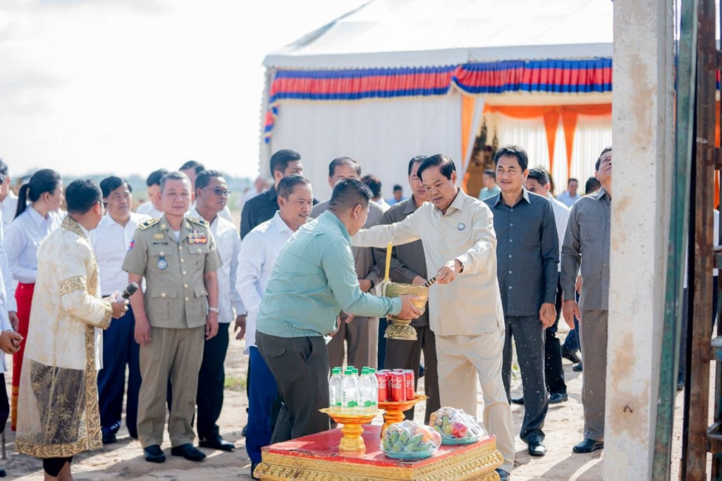 រដ្ឋបាលខេត្តតាកែវ បញ្ចុះបឋមសិលាសាងសង់អគារសមាគមអតីតយុទ្ធជន និ