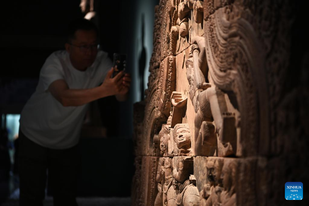 ចម្លាក់វប្បធម៌​ខ្មែរ អាយុកាល​រាប់ពាន់ឆ្នាំ កំពុងអង្រួនចិត្តអ