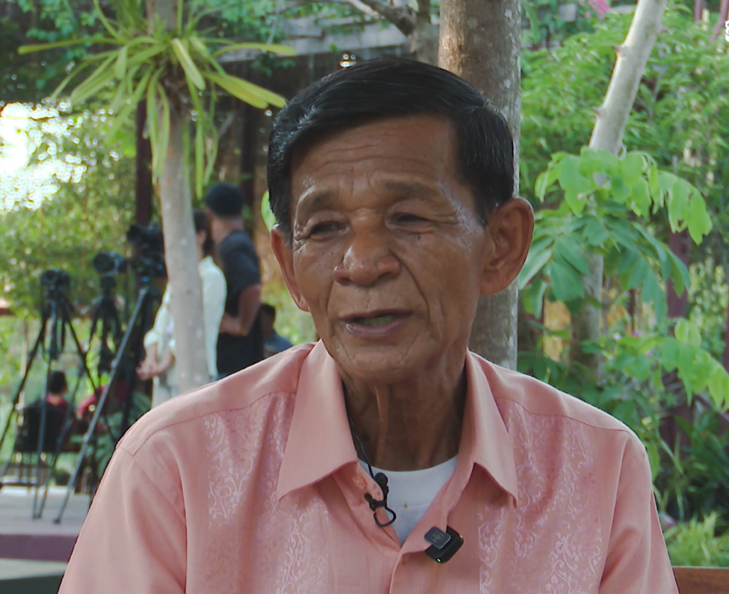 ក្មេង​លក់វត្ថុ​អនុស្សាវរីយ៍​នៅ​ប្រាសាទតាព្រហ្ម​​​ទសវត្សរ៍​​ឆ