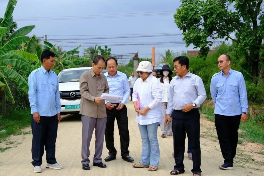 ក្រសួងអភិវឌ្ឍន៍ជនបទ ចុះពិនិត្យគម្រោងថែទាំផ្លូវជិត ១០គីឡូម៉ែត្រ នៅស្រុកសំរោង និងត្រាំកក់