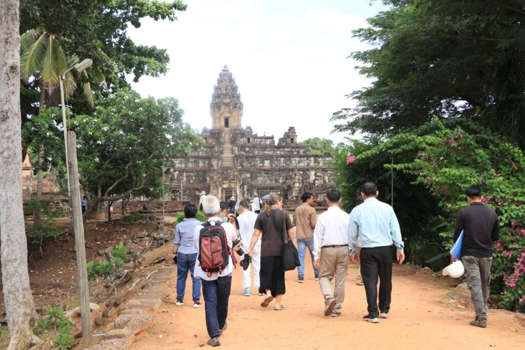 អ្នកជំនាញការ អាដហុក អាយស៊ីស៊ី-អង្គរ/សំបូរព្រៃគុក ចុះពិនិត្យការដ្ឋានជួសជុលប្រាសាទ មុនកិច្ចប្រជុំបច្ចេកទេសលើកទី ៤២