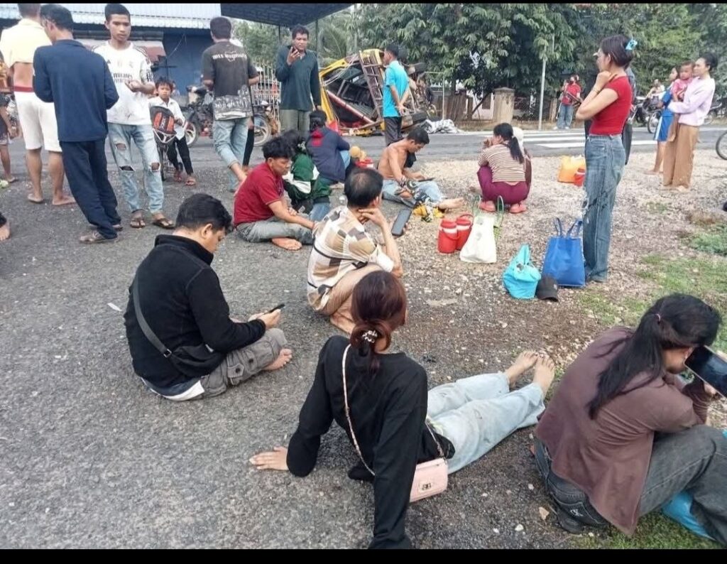 Update៖ ករណីក្រឡាប់រថយន្ដដឹកកម្មកររោងចក្រនៅស្វាយរៀង មានអ្នកជិះសរុបចំនួន៤០នាក់ និងរងរបួសសរុប ២៥នាក់