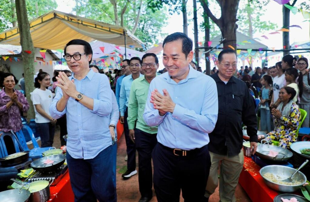 អ្នកភូមិថ្មី ស្រុកកោះសូទិន រៀបចំកម្មវិធី «ចាក់បាញ់ឆែវ ១០០ខ្ទ