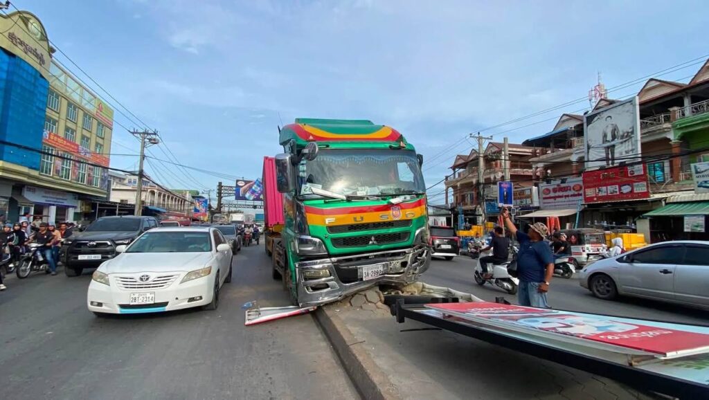 ទាំងព្រឹកព្រឹលឹម ! រថយន្តកុងតឺន័រឡើងខឿនទ្រូងផ្លូវប
