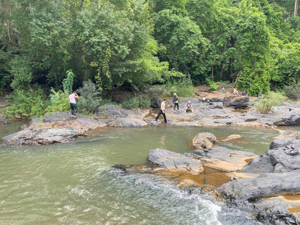 ទឹកជ្រោះអូរតាំងឡាំង លាក់ខ្លួននៅមណ្ឌលគិរី បង្អួតសម្រស់ទឹកធ្លា